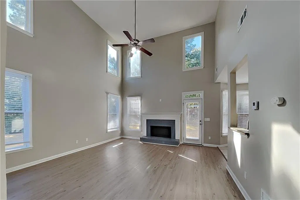 3 bed, 2.5 bath, 1944 sqft, $2,645 — Photo 2