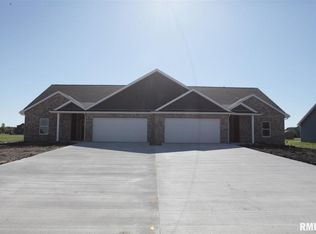 1930 Mayflower Dr, Pekin, IL 61554