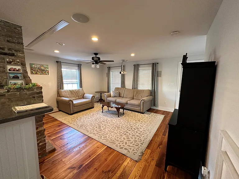 402 Queen St — Photo 3