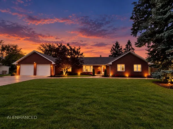 4221 Park Hill Cir, Urbandale, IA 50322