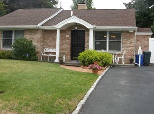 10 Poplar Pl, Glen Cove, NY 11542