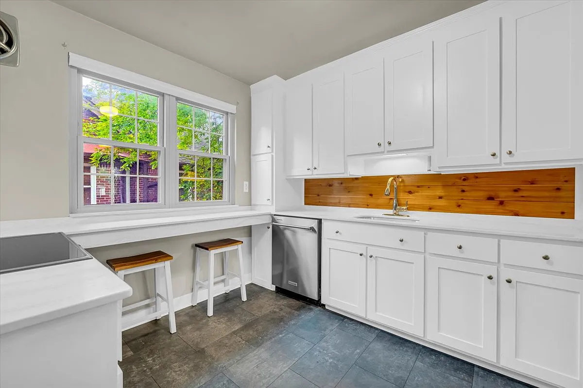 2 bed, 1250 sqft, $2,200 — Photo 1