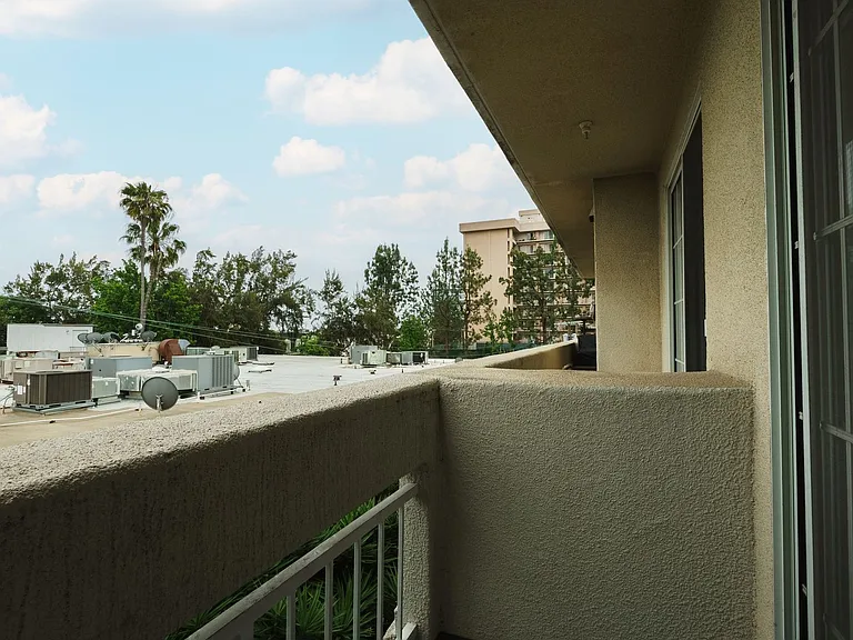 114 North Doheny Drive — Photo 17
