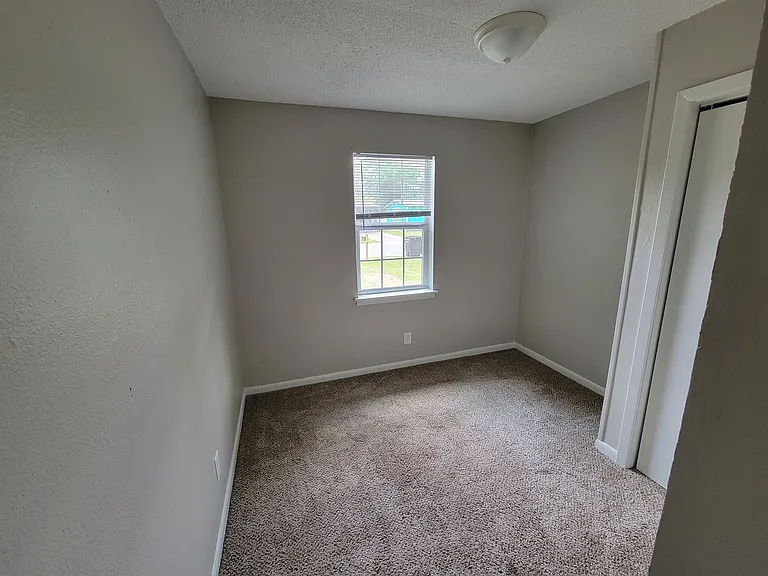 1900 Kelly Dr — Photo 9