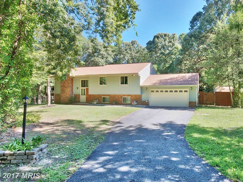 Private location, large lot, beautiful home