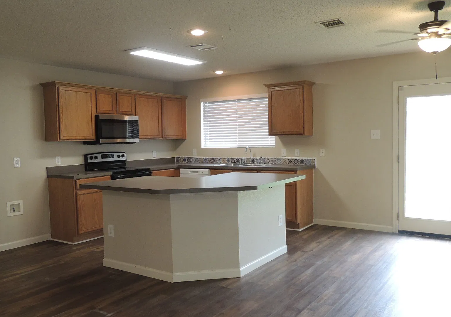 3 bed, 1637 sqft, $2,000 — Photo 3