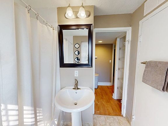Bright, Clean Bathroom!