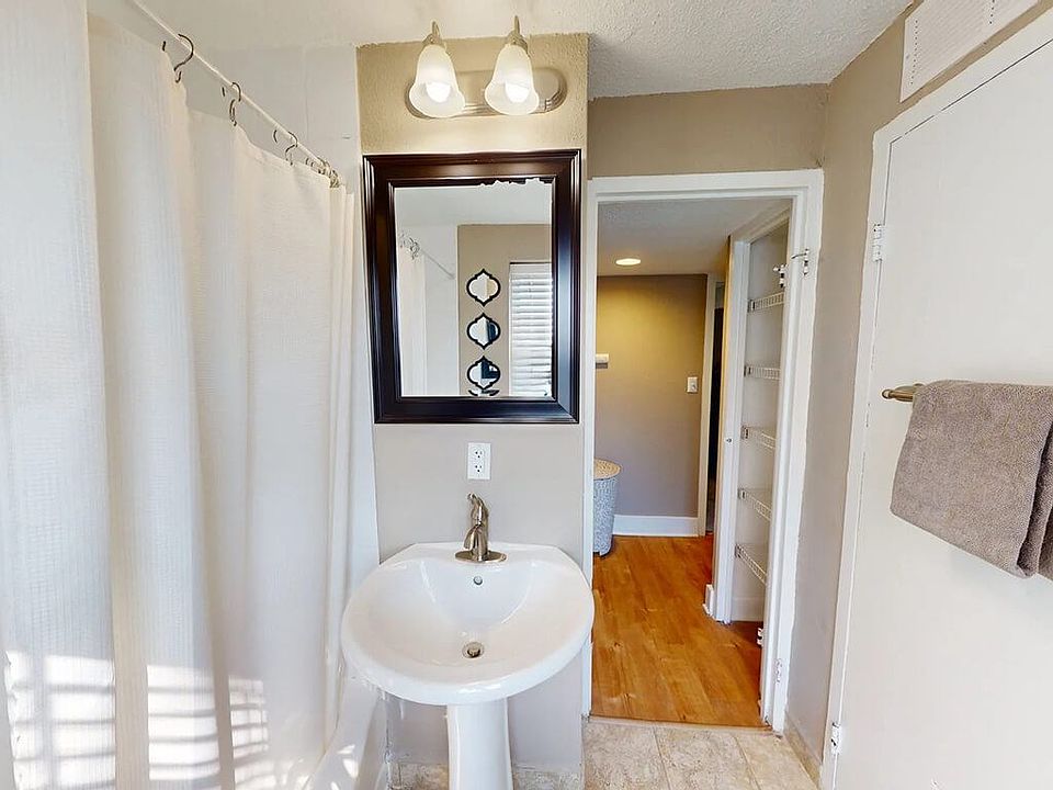 Bright, Clean Bathroom!