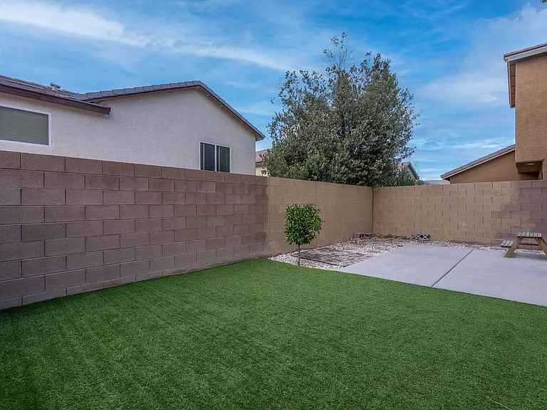 985 Noah Valley St — Photo 44