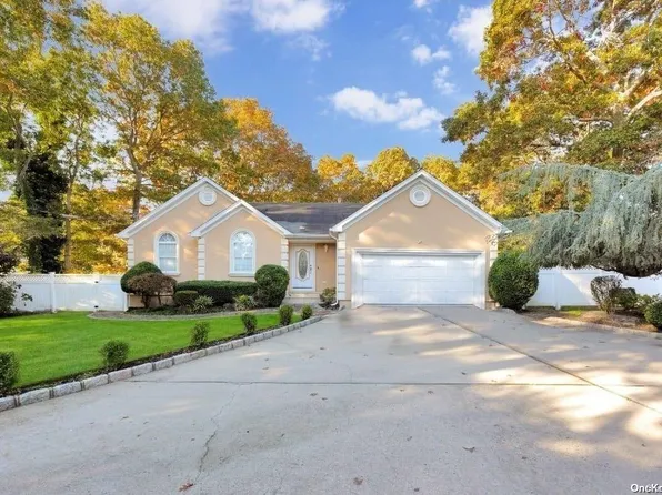 1036 Old Medford Avenue, Farmingville, NY 11738