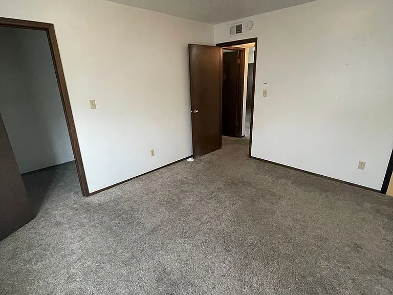 1334 Meadow Ln — Photo 3