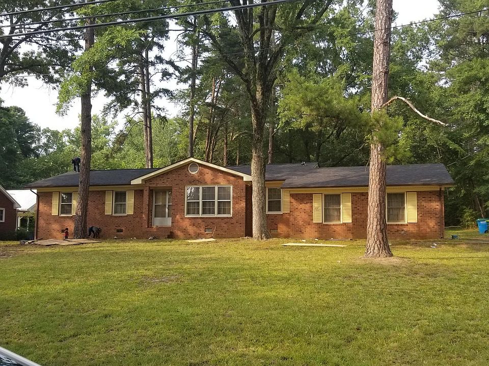 Front of Property
Full New Roof (2022)
Refinished Garage (2022)