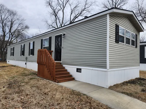 245 Delaware St #D-04, Edwardsville, KS 66113