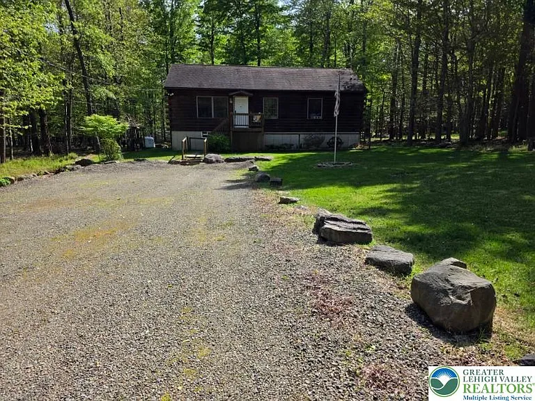 1037 Maplewood Dr — Photo 1