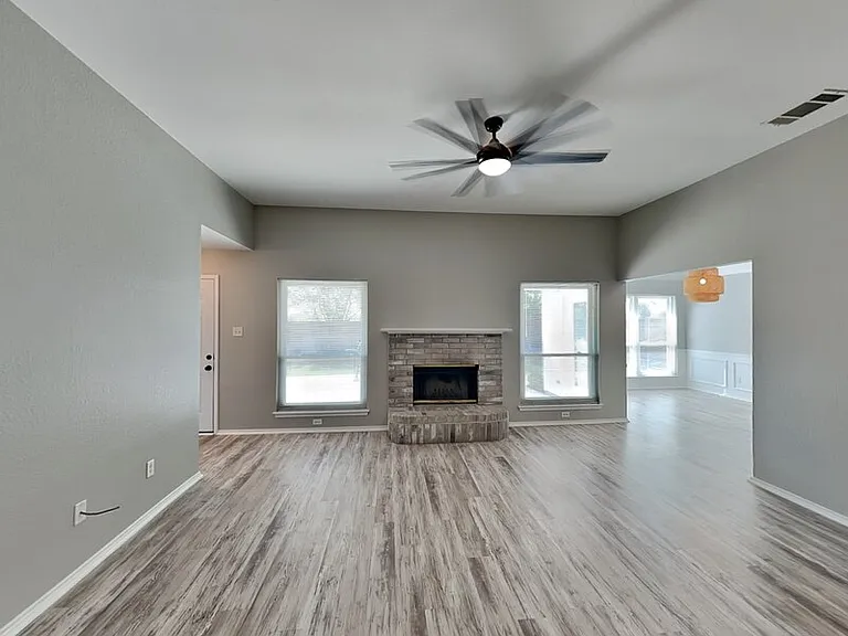 516 E Oak St — Photo 2