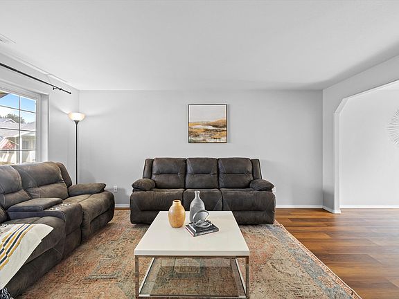 4th image of 5507 Holly Way