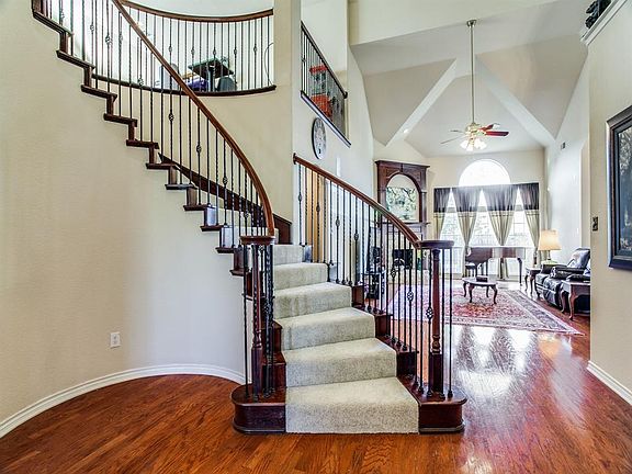 3rd image of 2601 Greenbriar Dr