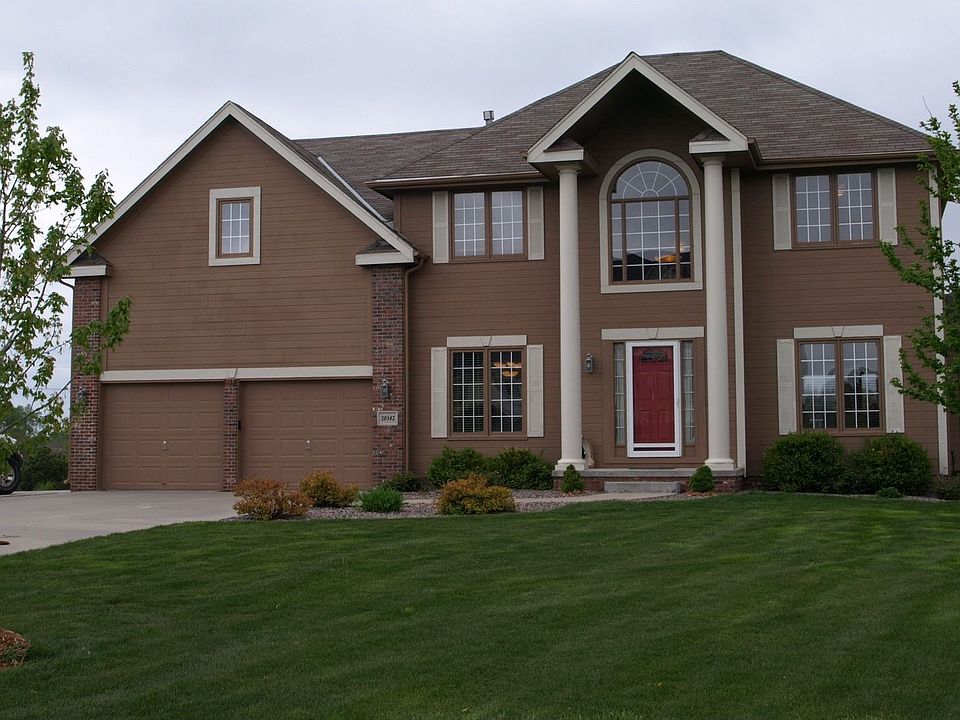 Gorgeous "In Town" Acreage Home!