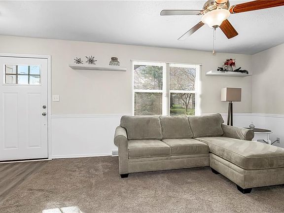 3rd image of 719 NE Westwind Dr