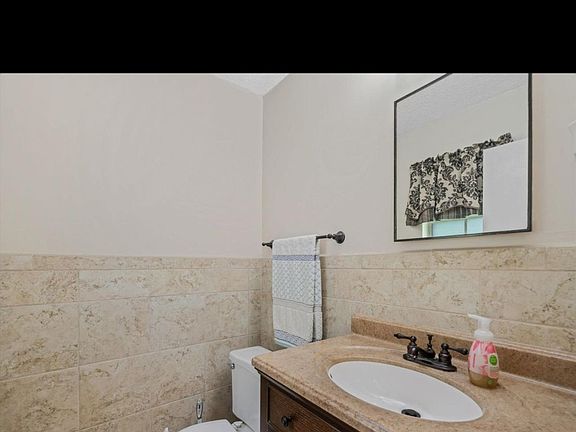 5th image of 1077 Greenview Rd