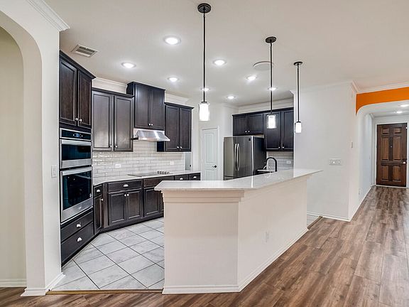 4th image of 516 Ayinger Ln