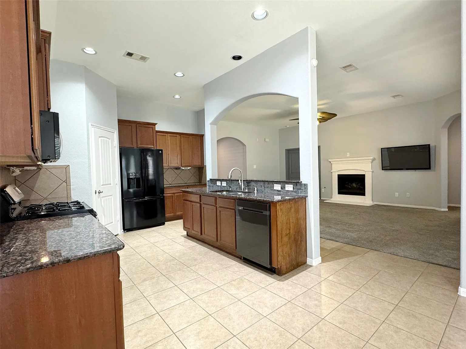 3 bed, 2.0 bath, 2481 sqft, $2,450 — Photo 3