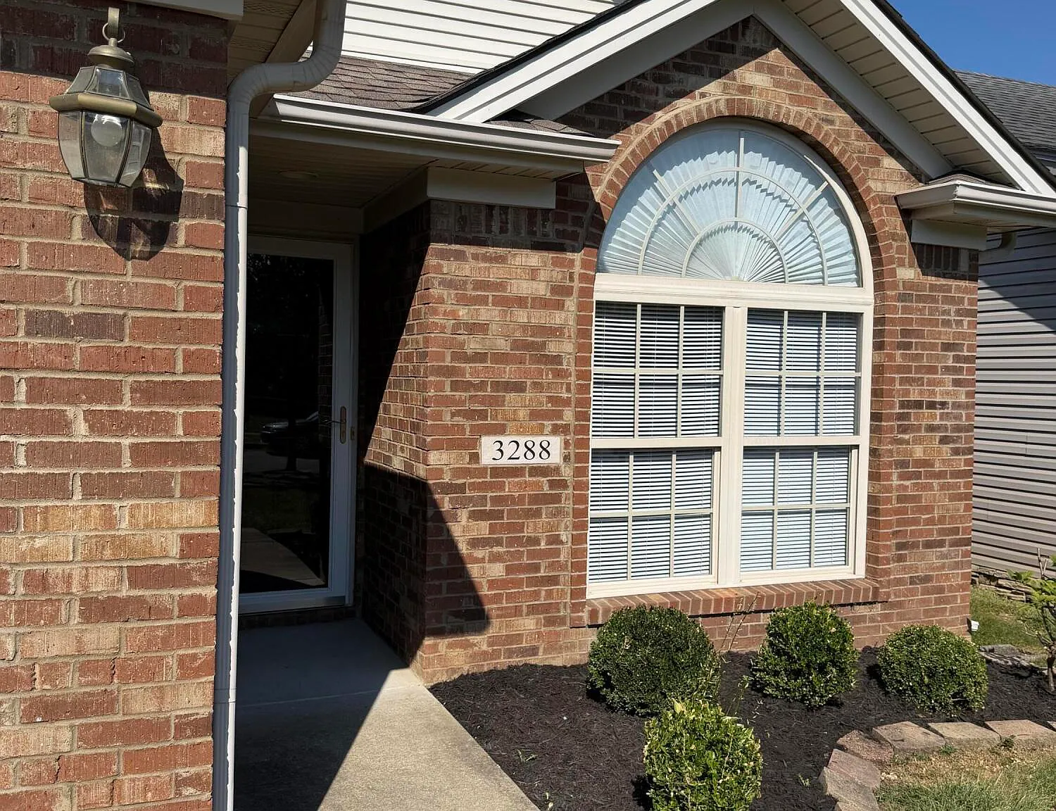 3 bed, 2.0 bath, 1350 sqft, $2,200 — Photo 3