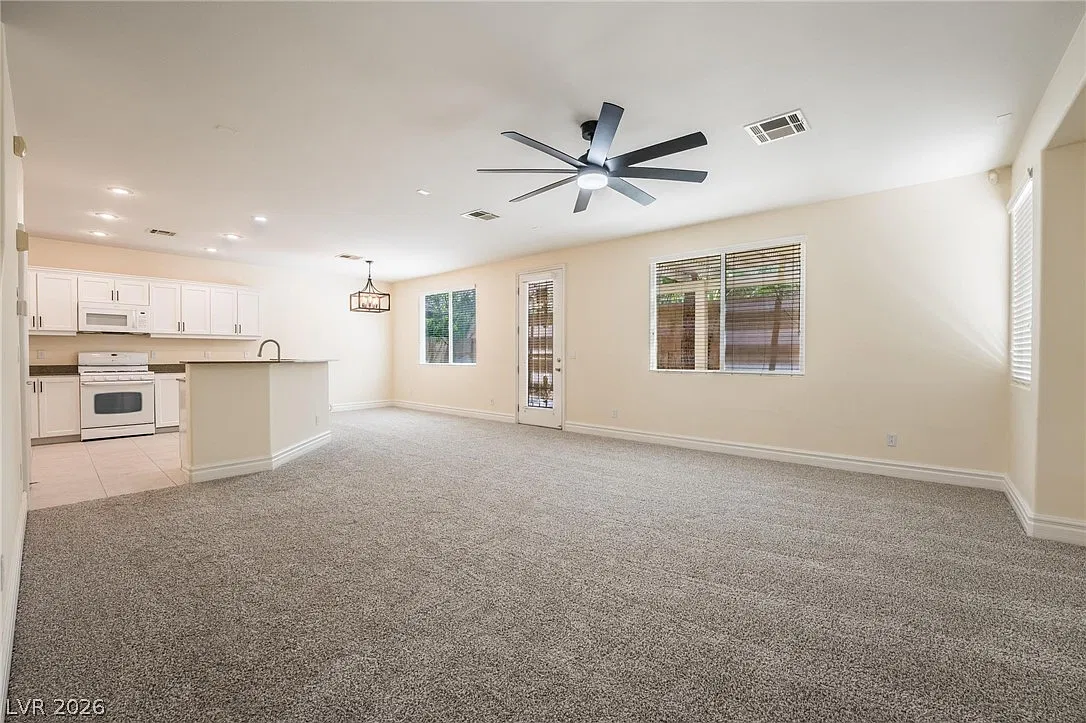 3 bed, 2.5 bath, 2019 sqft, $2,300 — Photo 4