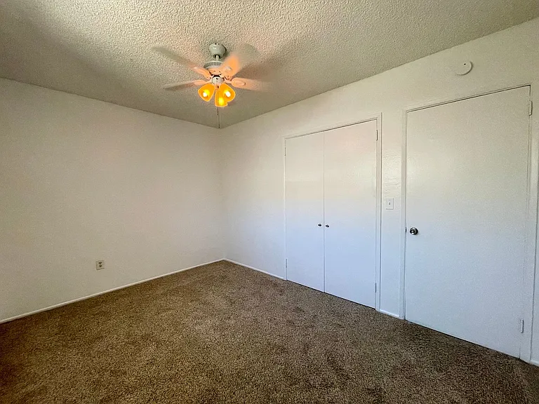 Beautiful 2 bedroom 1 bathroom with a private yard in the heart of El Cajon — Photo 10