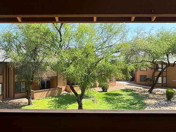 3rd image of 1714 W Park Wood Ln