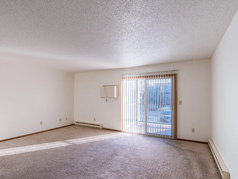Grand Forks, ND Cedarwood Apartments | Living