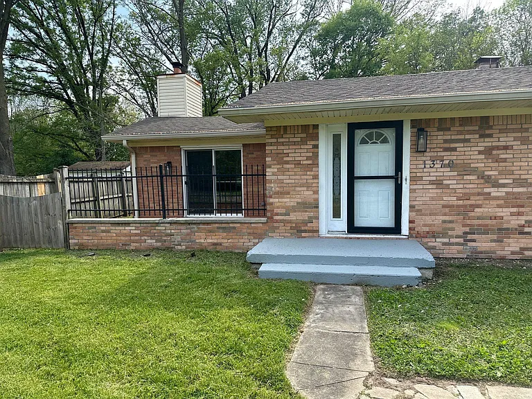 1370 Farley Dr — Photo 5