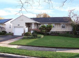 152 Saddle Rock Rd, Valley Stream, NY 11581