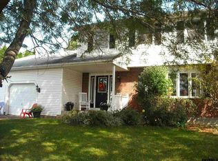 506 Viewpointe Dr, Schenectady, NY 12306