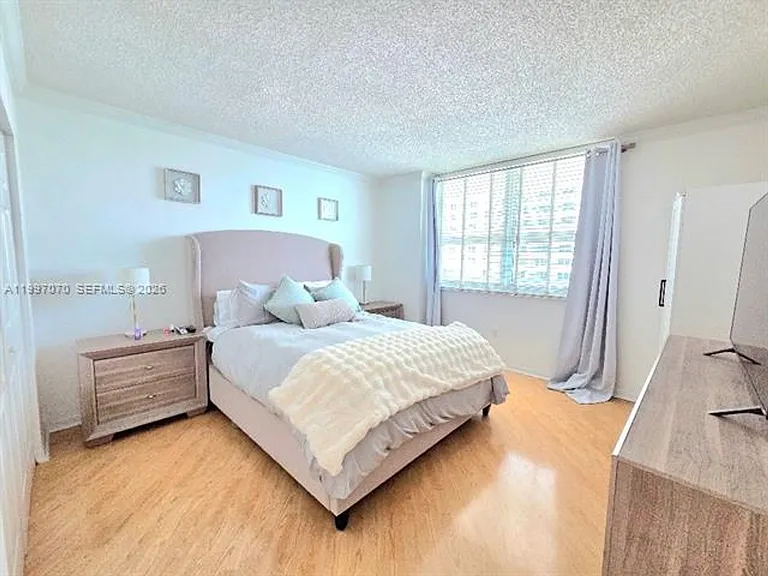 1155 Brickell Bay Dr #2006 — Photo 10