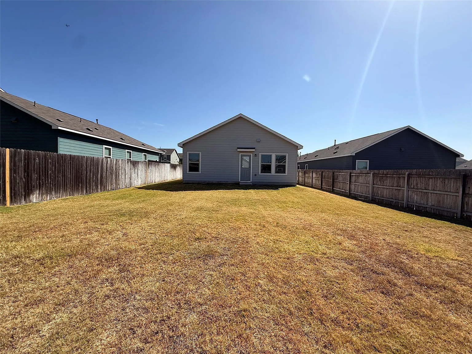 4 bed, 2.0 bath, 1627 sqft, $2,139 — Photo 3
