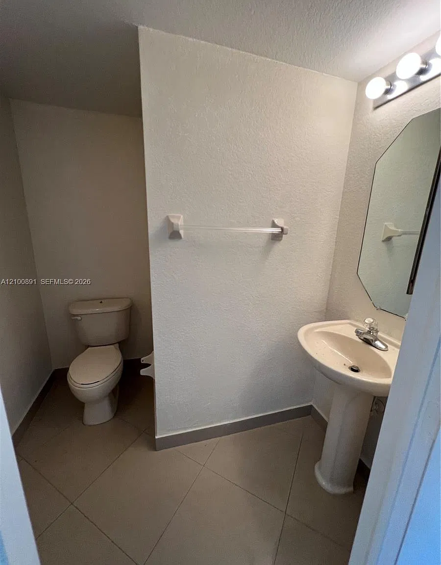 Doral Isles North Sec Two — Photo 4