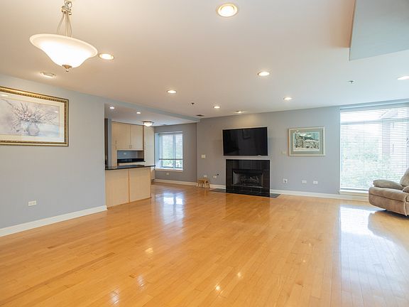 4th image of 865 E 22nd St APT 302