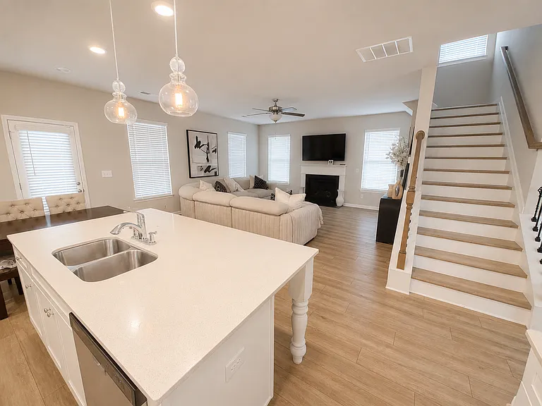 1104 Gilbert Ct — Photo 5
