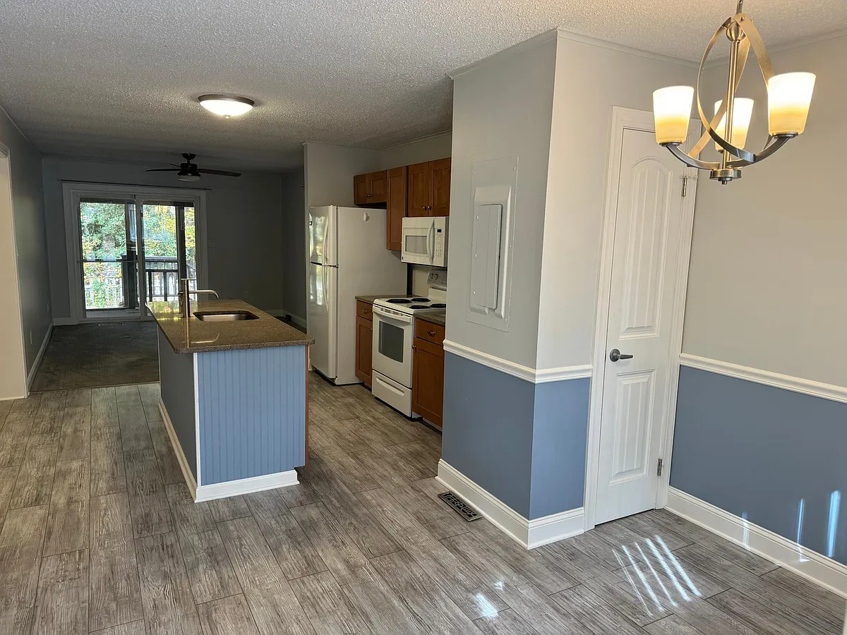 Building Photo - Bridgeway Dr E