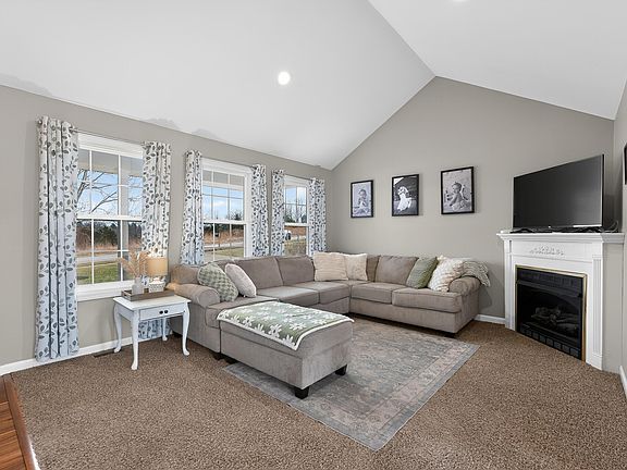 3rd image of 140 Saddlebrook Rd