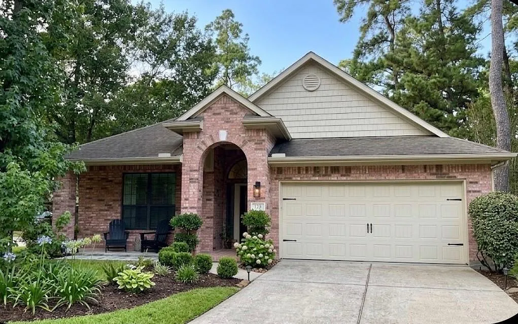 3 bed, 2.0 bath, 2144 sqft, $2,400 — Photo 1