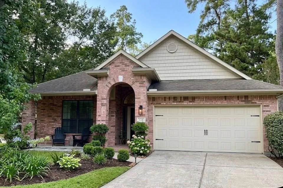 18 E Russet Grove Cir
