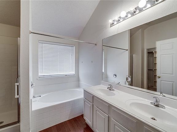 4th image of 1032 Rock Springs Dr