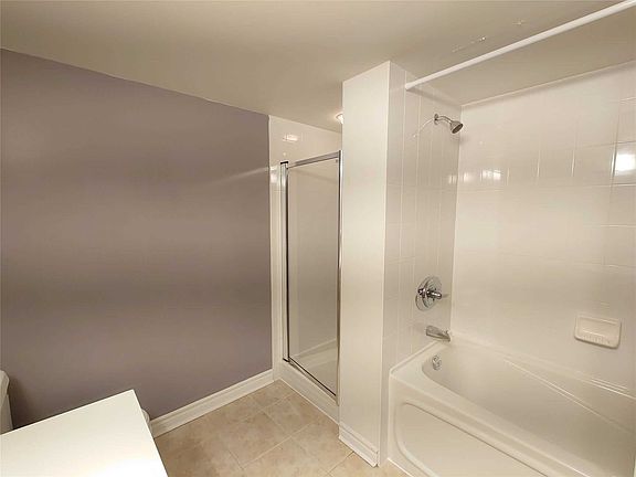 4th image of 18 Kenaston Gdns Unit 1802