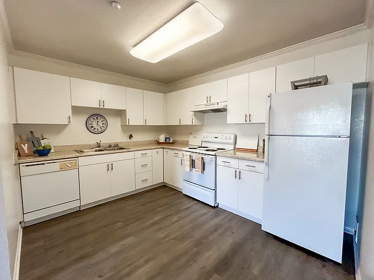 La Pacifica Apartments — Photo 1