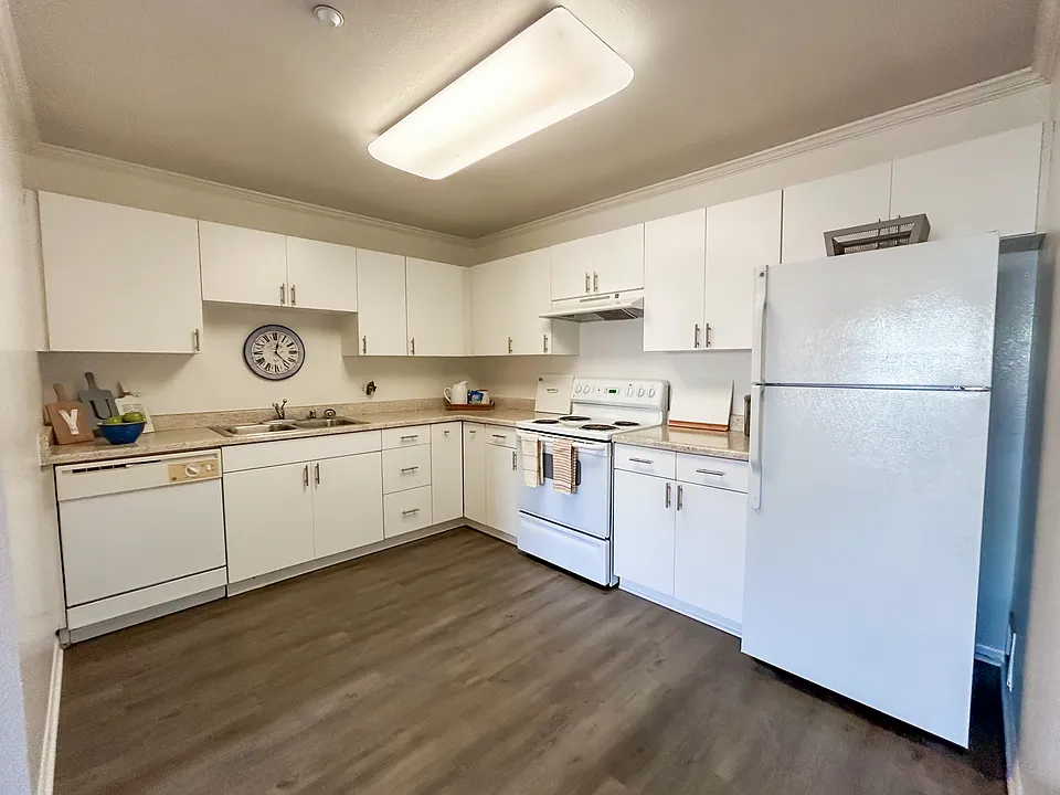 La Pacifica Apartments