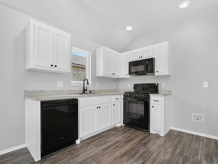 9608 Stallion Dr — Photo 3