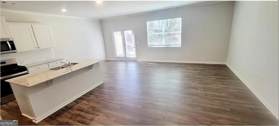 3 bed, 2.5 bath, 1877 sqft, $2,300 — Photo 3