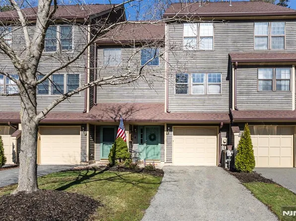 17 Quincy Ln APT G, West Milford, NJ 07480